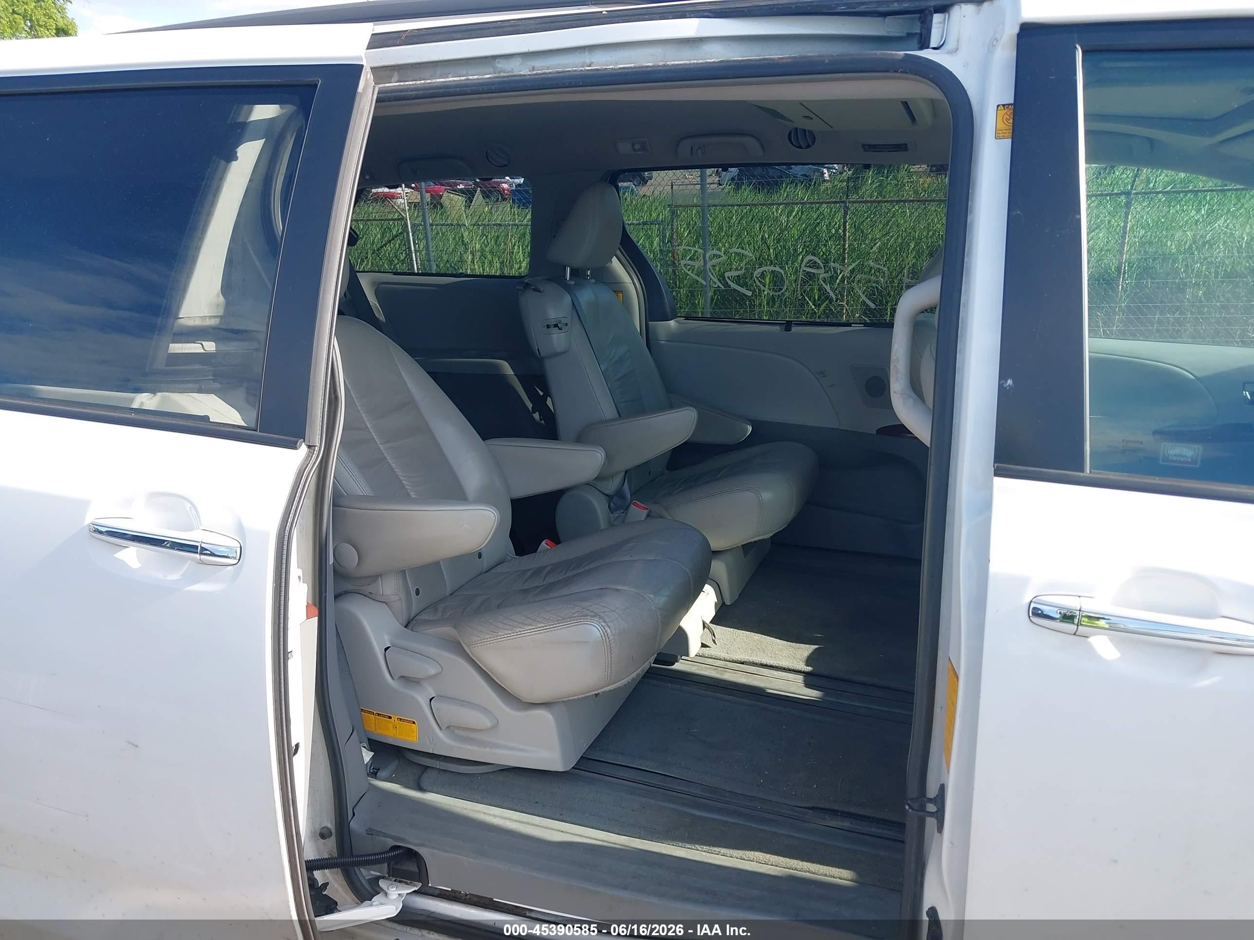 2012 Toyota Sienna Xle V6 8 Passenger Белый vin: 5TDYK3DC6CS198524