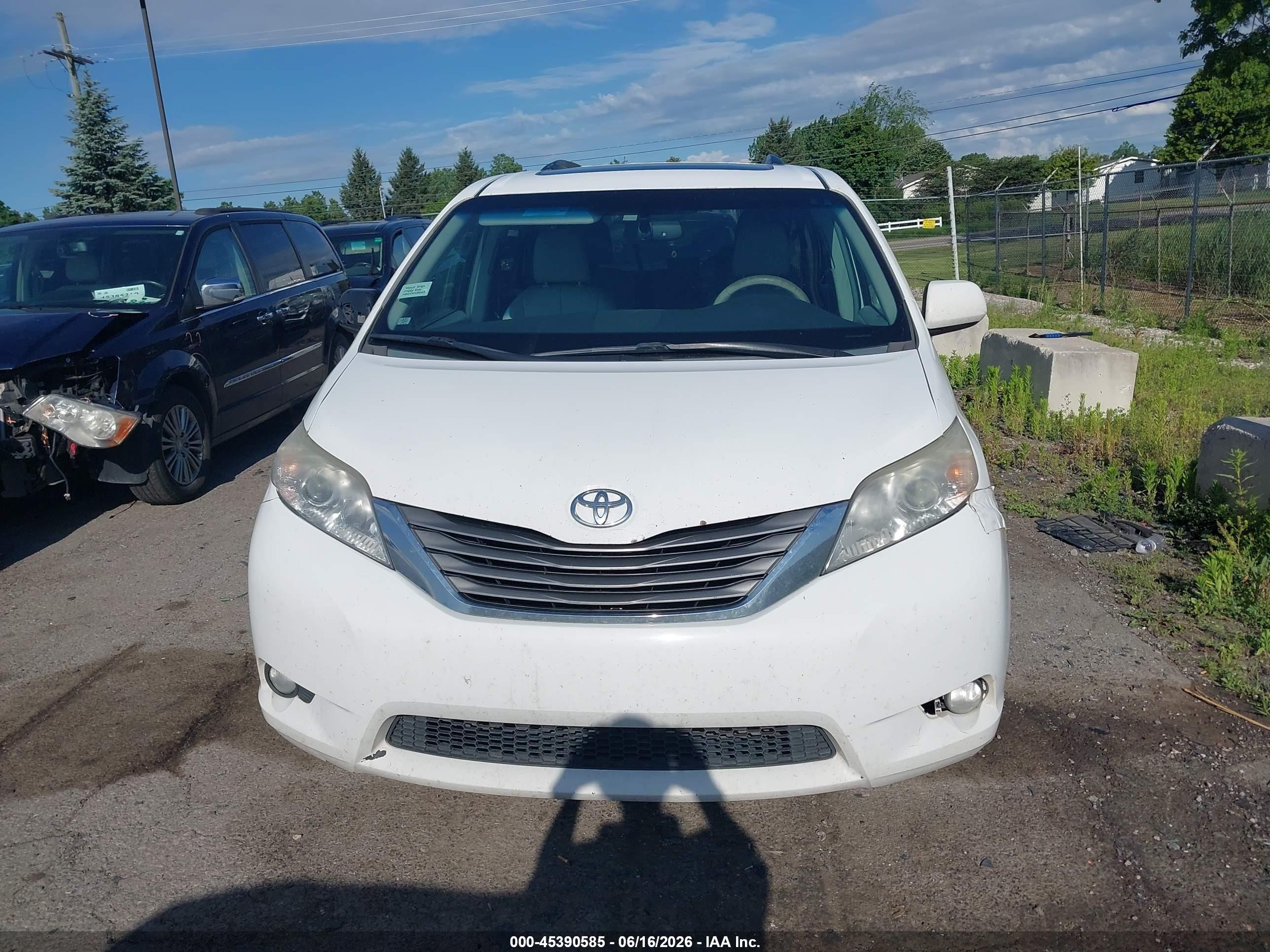 2012 Toyota Sienna Xle V6 8 Passenger Белый vin: 5TDYK3DC6CS198524