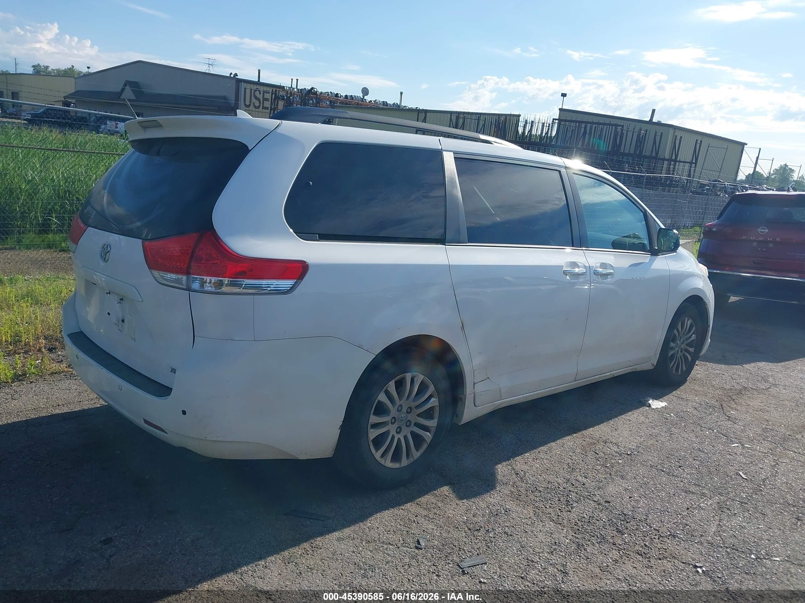 2012 Toyota Sienna Xle V6 8 Passenger Белый vin: 5TDYK3DC6CS198524