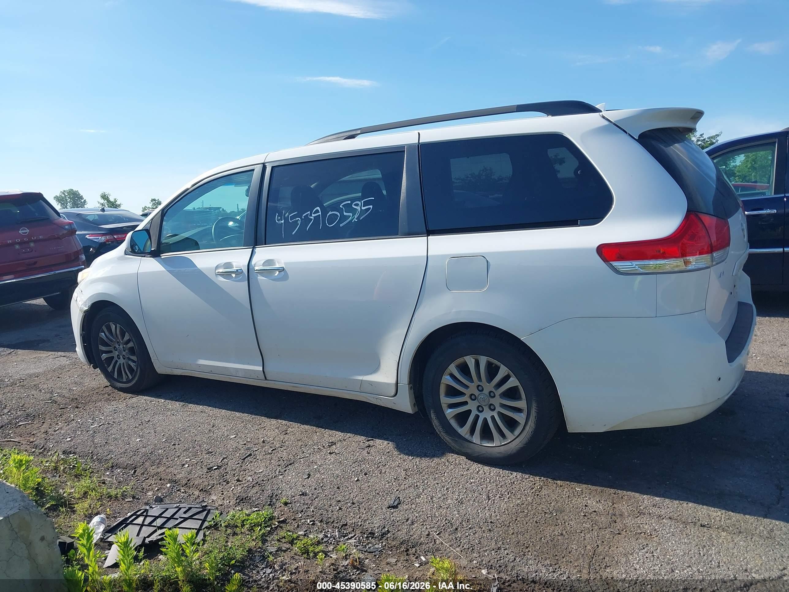 2012 Toyota Sienna Xle V6 8 Passenger Белый vin: 5TDYK3DC6CS198524