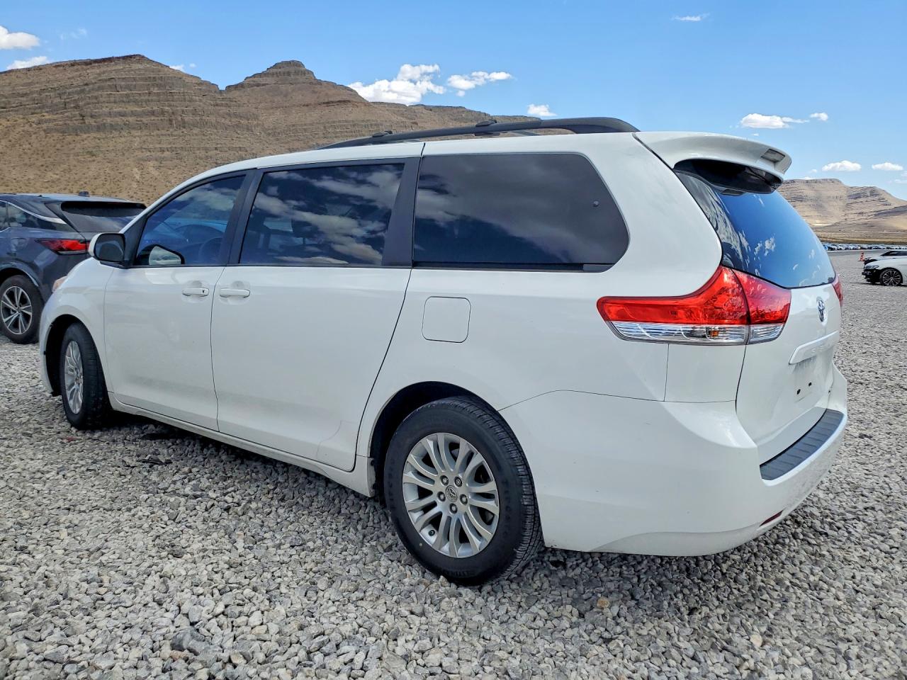 2012 Toyota Sienna Xle 8-passenger White vin: 5TDYK3DC6CS229285