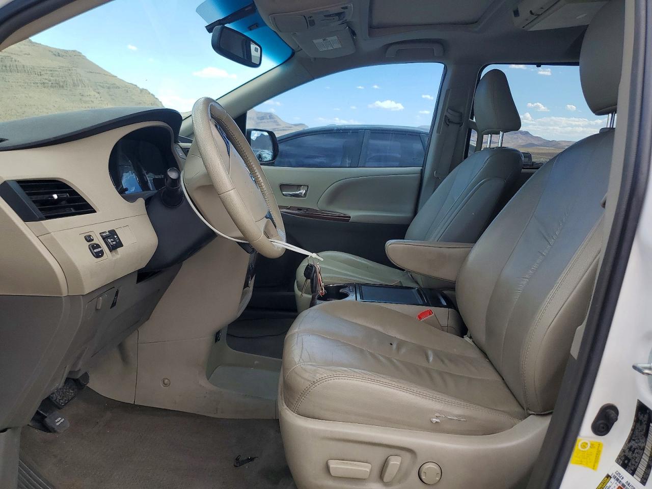 2012 Toyota Sienna Xle 8-passenger White vin: 5TDYK3DC6CS229285