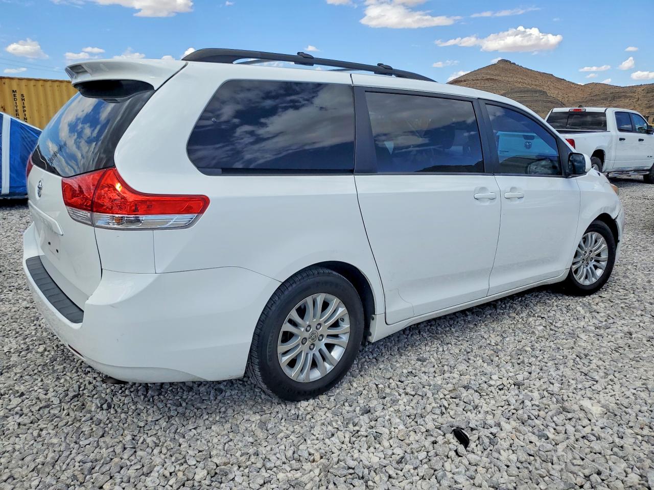 2012 Toyota Sienna Xle 8-passenger White vin: 5TDYK3DC6CS229285