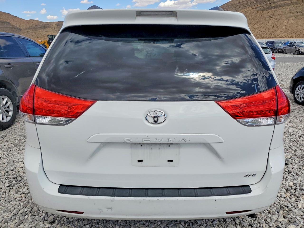 2012 Toyota Sienna Xle 8-passenger White vin: 5TDYK3DC6CS229285