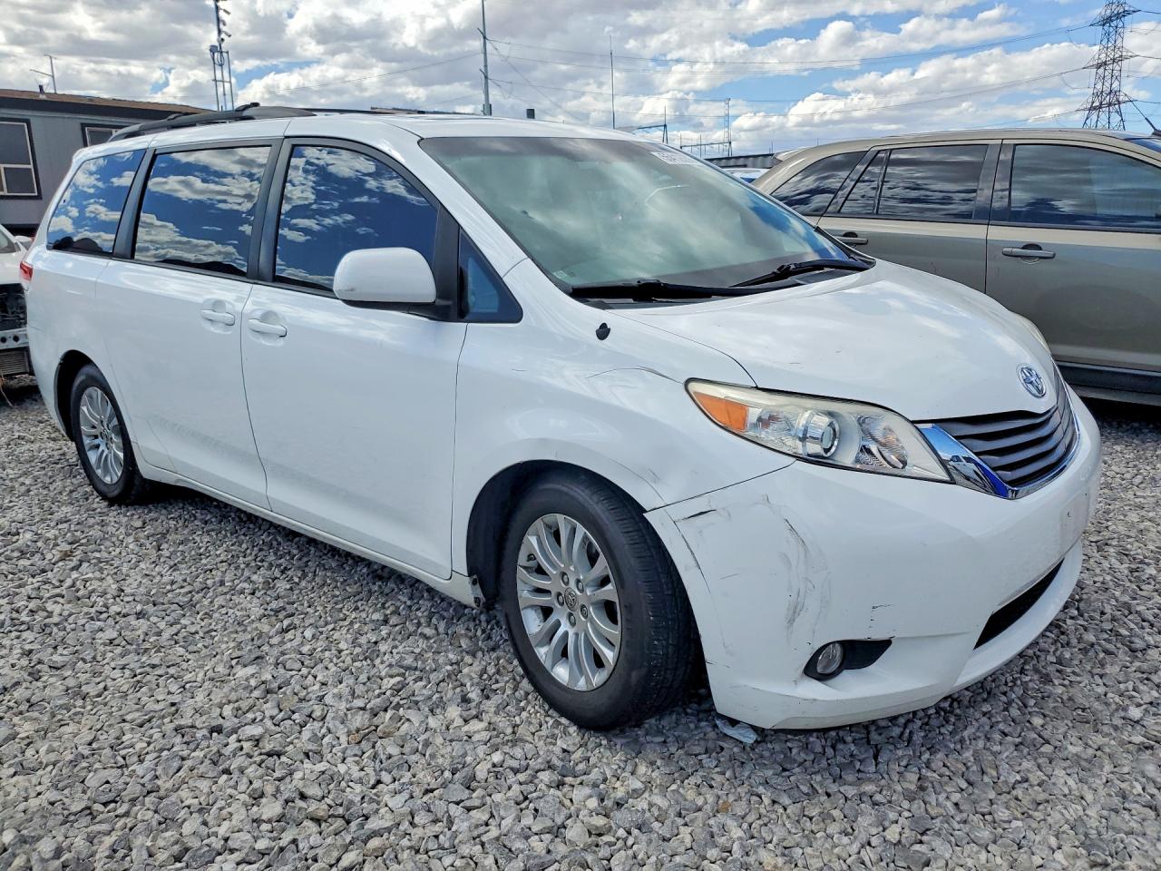 2012 Toyota Sienna Xle 8-passenger White vin: 5TDYK3DC6CS229285