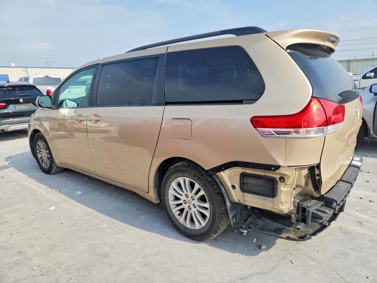 2012 Toyota Sienna Xle 8-passenger Tan vin: 5TDYK3DC6CS238892