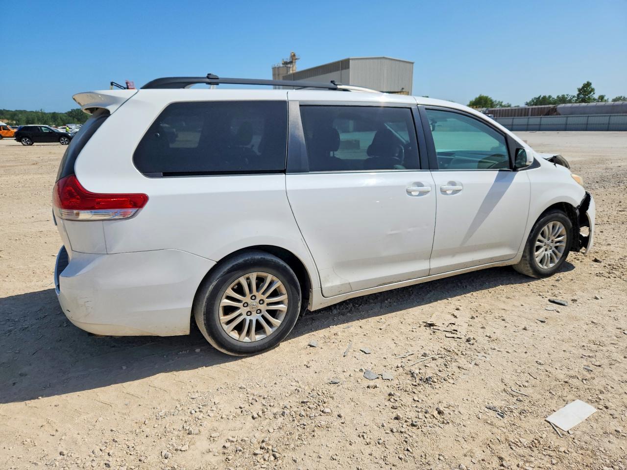 2012 Toyota Sienna Xle 8-passenger White vin: 5TDYK3DC6CS247558