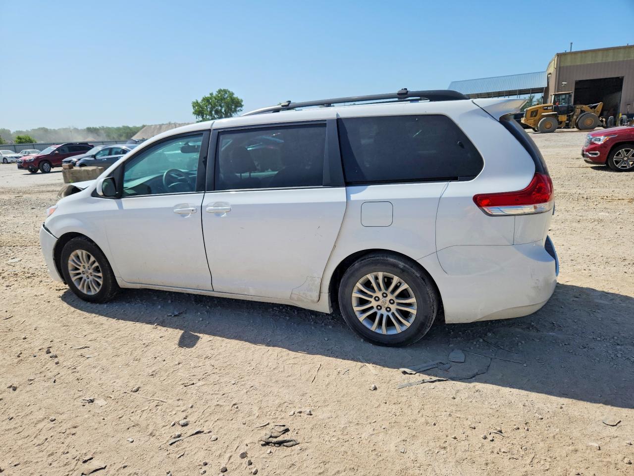2012 Toyota Sienna Xle 8-passenger White vin: 5TDYK3DC6CS247558