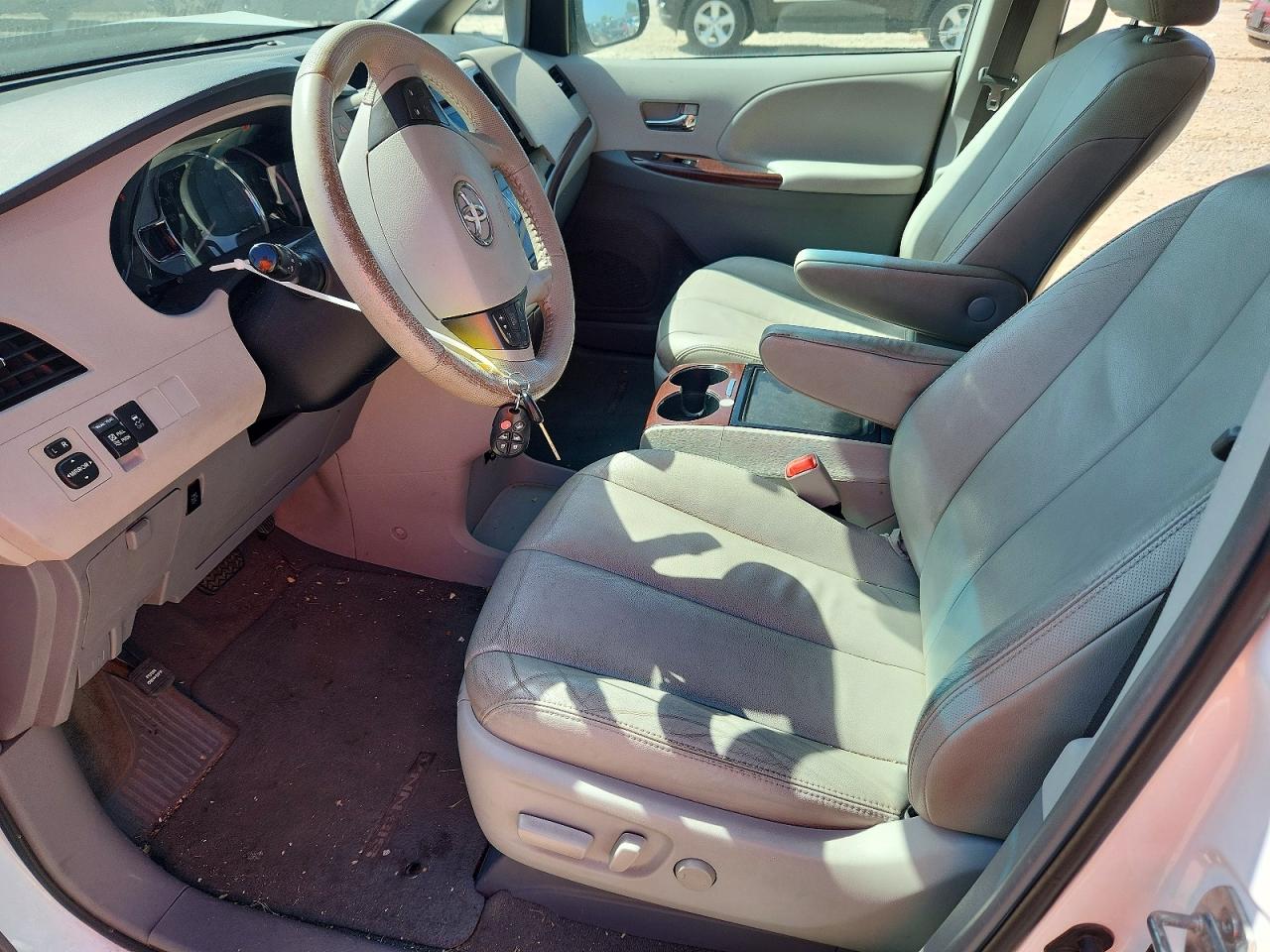 2012 Toyota Sienna Xle 8-passenger White vin: 5TDYK3DC6CS247558