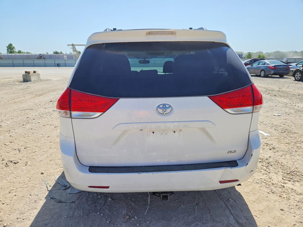 2012 Toyota Sienna Xle 8-passenger White vin: 5TDYK3DC6CS247558