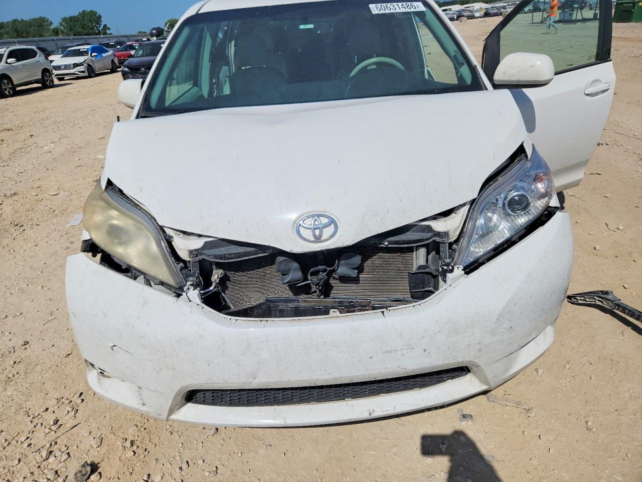2012 Toyota Sienna Xle 8-passenger White vin: 5TDYK3DC6CS247558