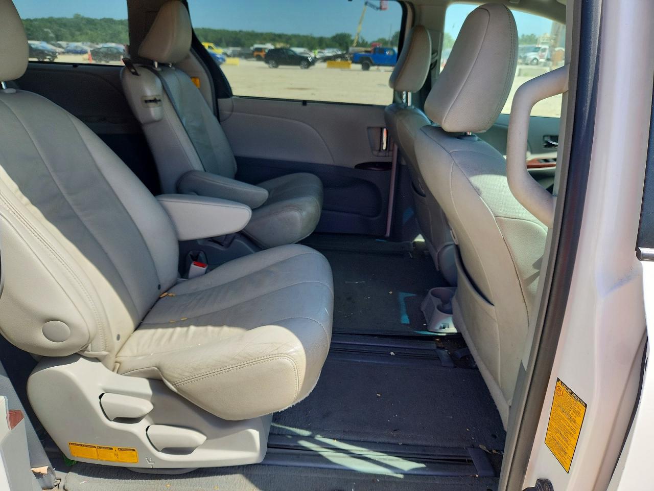 2012 Toyota Sienna Xle 8-passenger White vin: 5TDYK3DC6CS247558