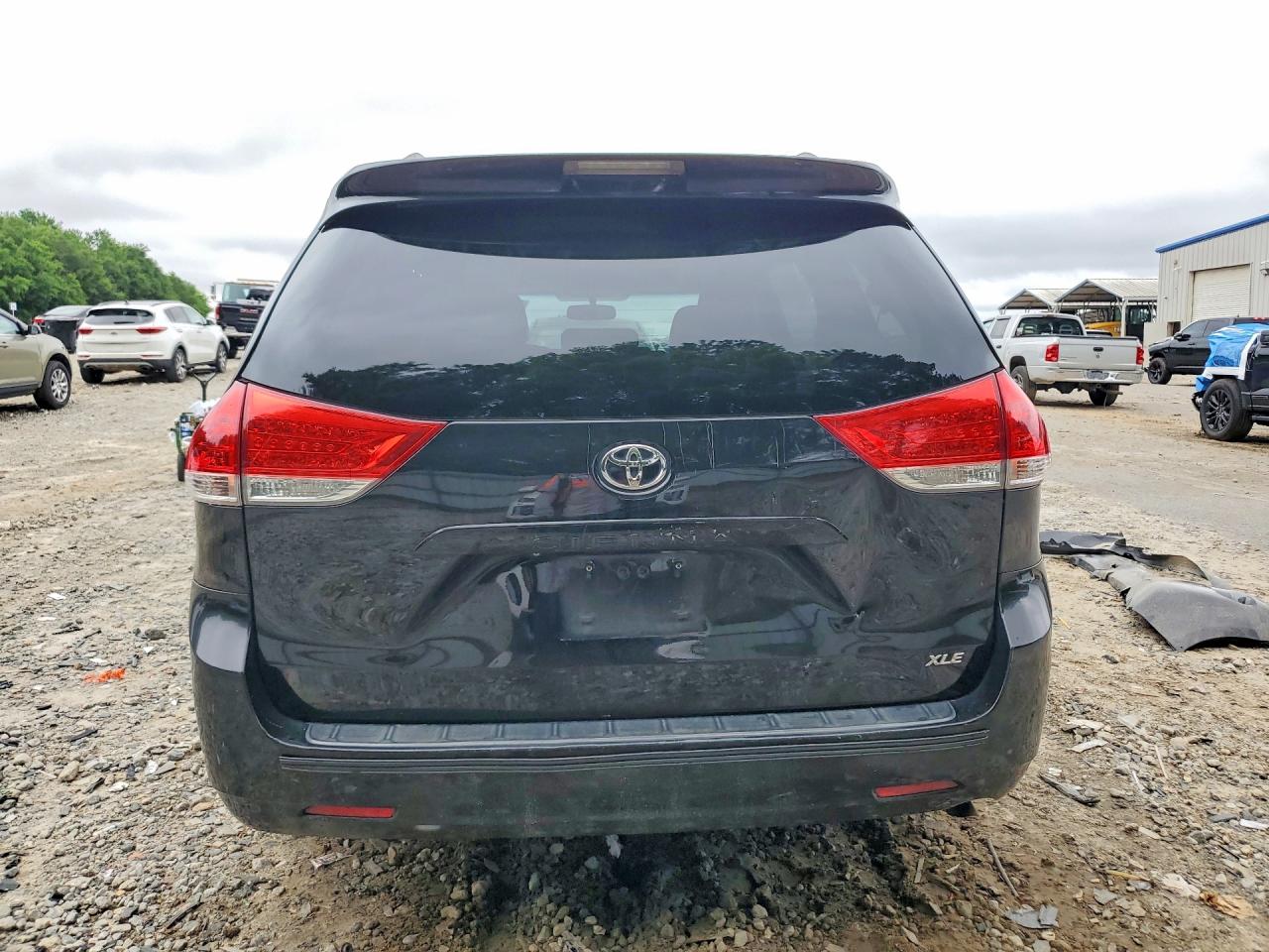 2012 Toyota Sienna Xle 8-passenger Black vin: 5TDYK3DC6CS249214