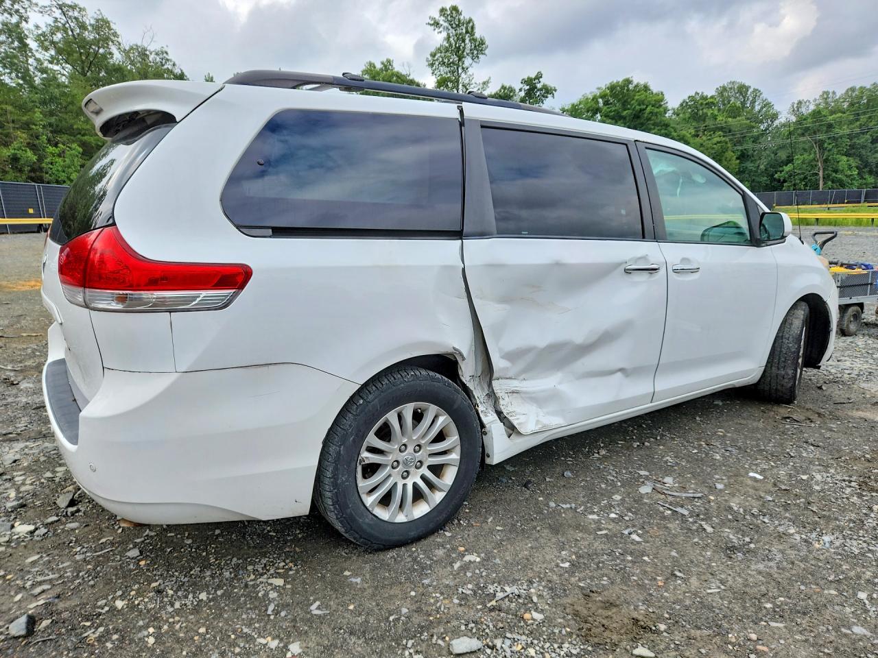 2012 Toyota Sienna Xle 8-passenger White vin: 5TDYK3DC6CS253005