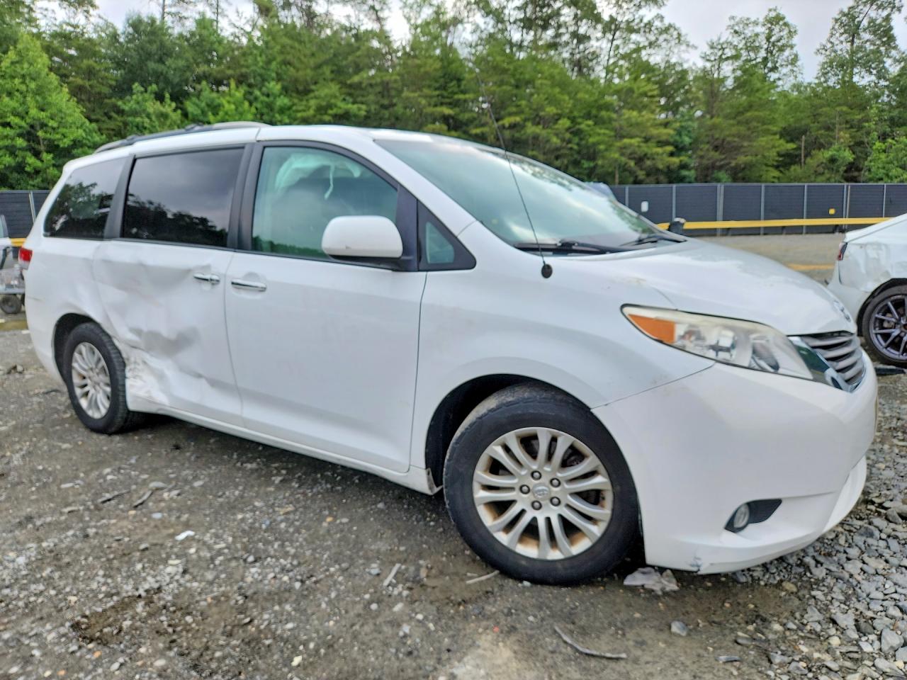 2012 Toyota Sienna Xle 8-passenger White vin: 5TDYK3DC6CS253005
