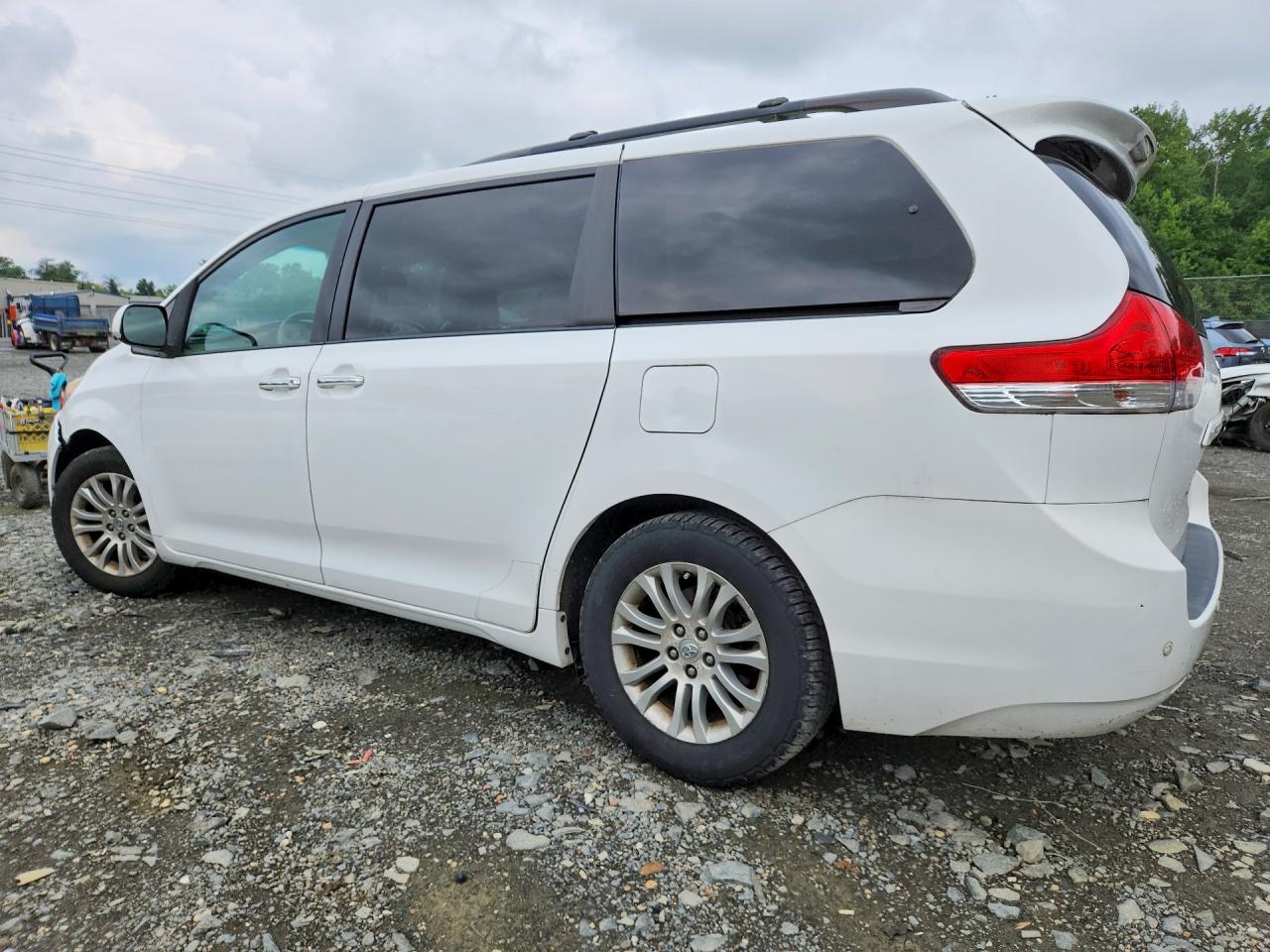 2012 Toyota Sienna Xle 8-passenger White vin: 5TDYK3DC6CS253005