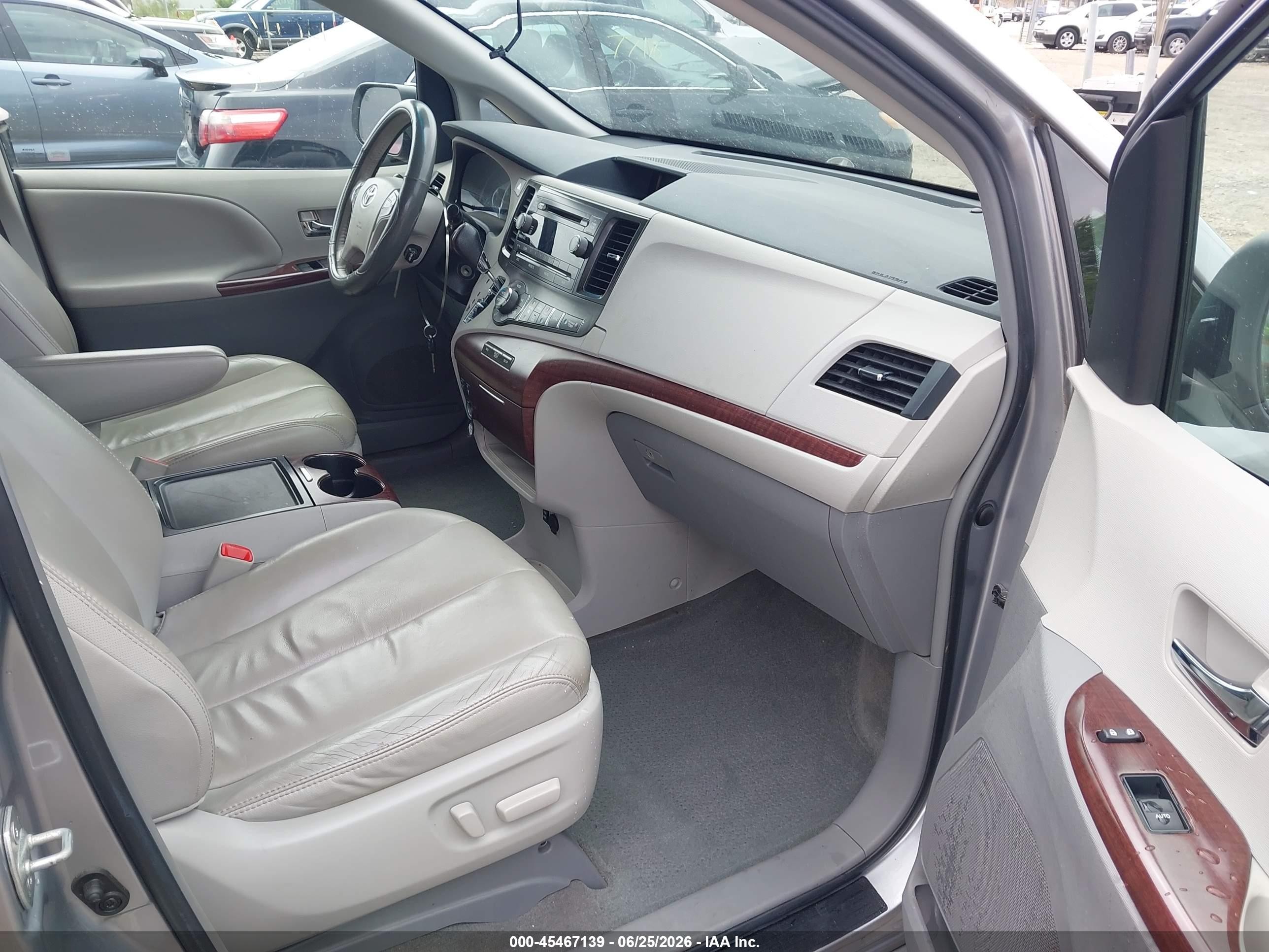 2012 Toyota Sienna Xle V6 8 Passenger Silver vin: 5TDYK3DC6CS268295