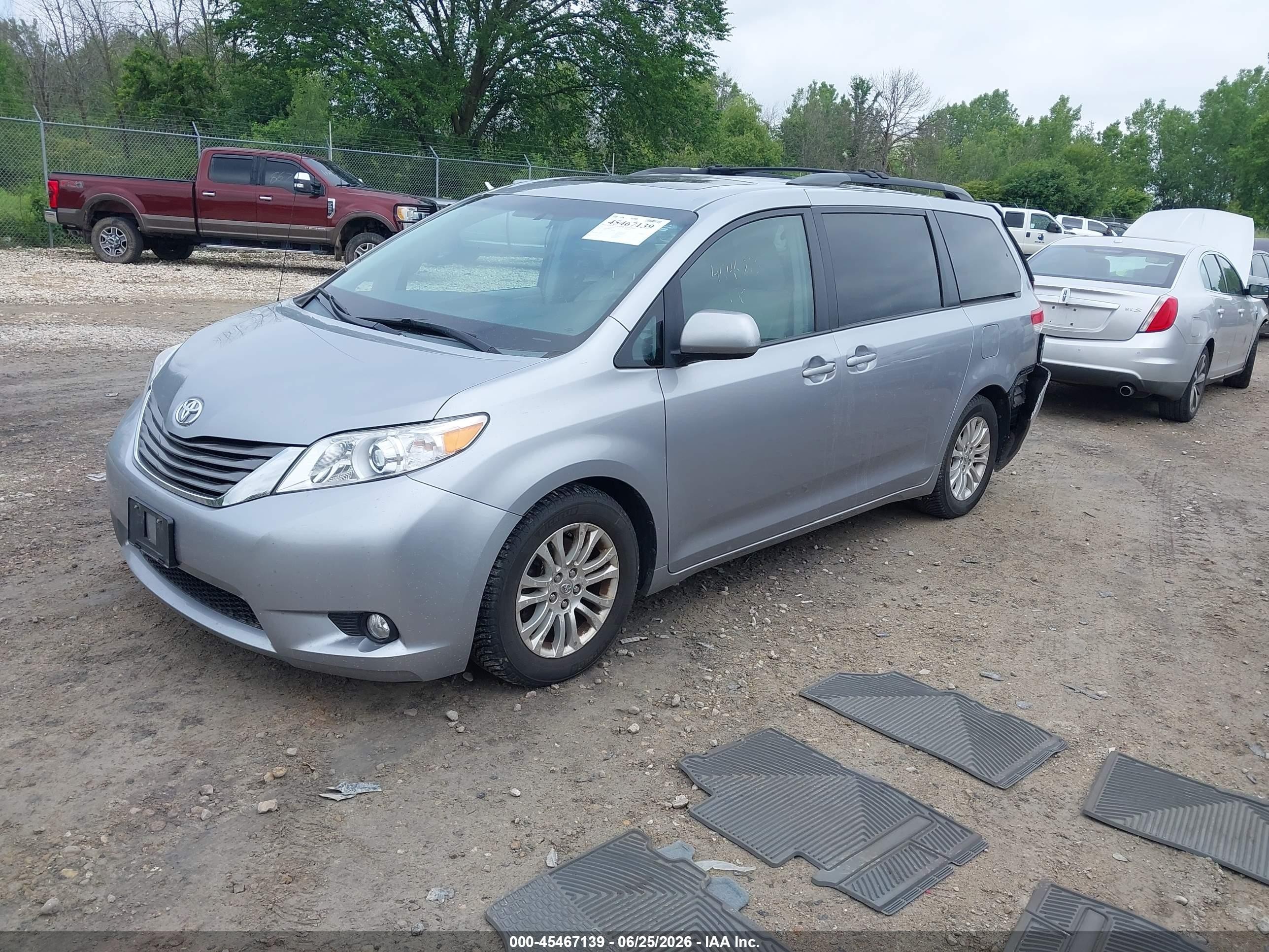 2012 Toyota Sienna Xle V6 8 Passenger Silver vin: 5TDYK3DC6CS268295