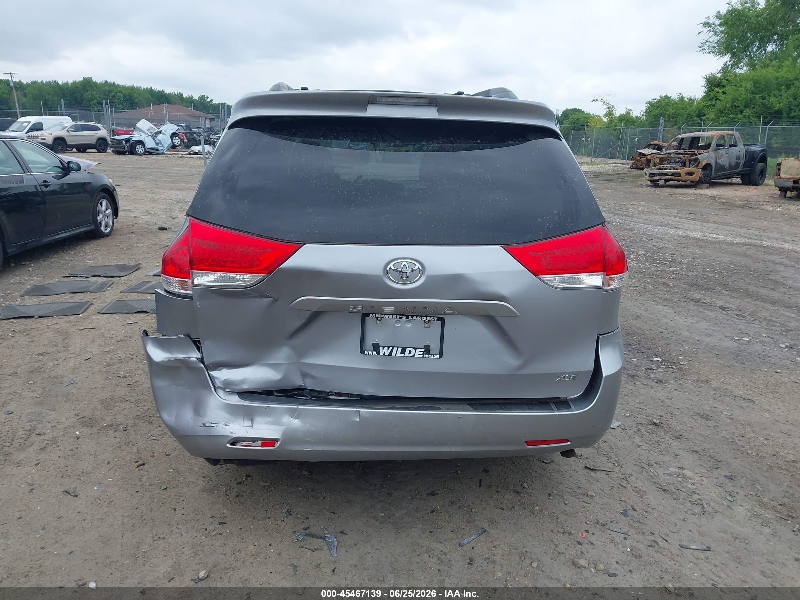 2012 Toyota Sienna Xle V6 8 Passenger Silver vin: 5TDYK3DC6CS268295