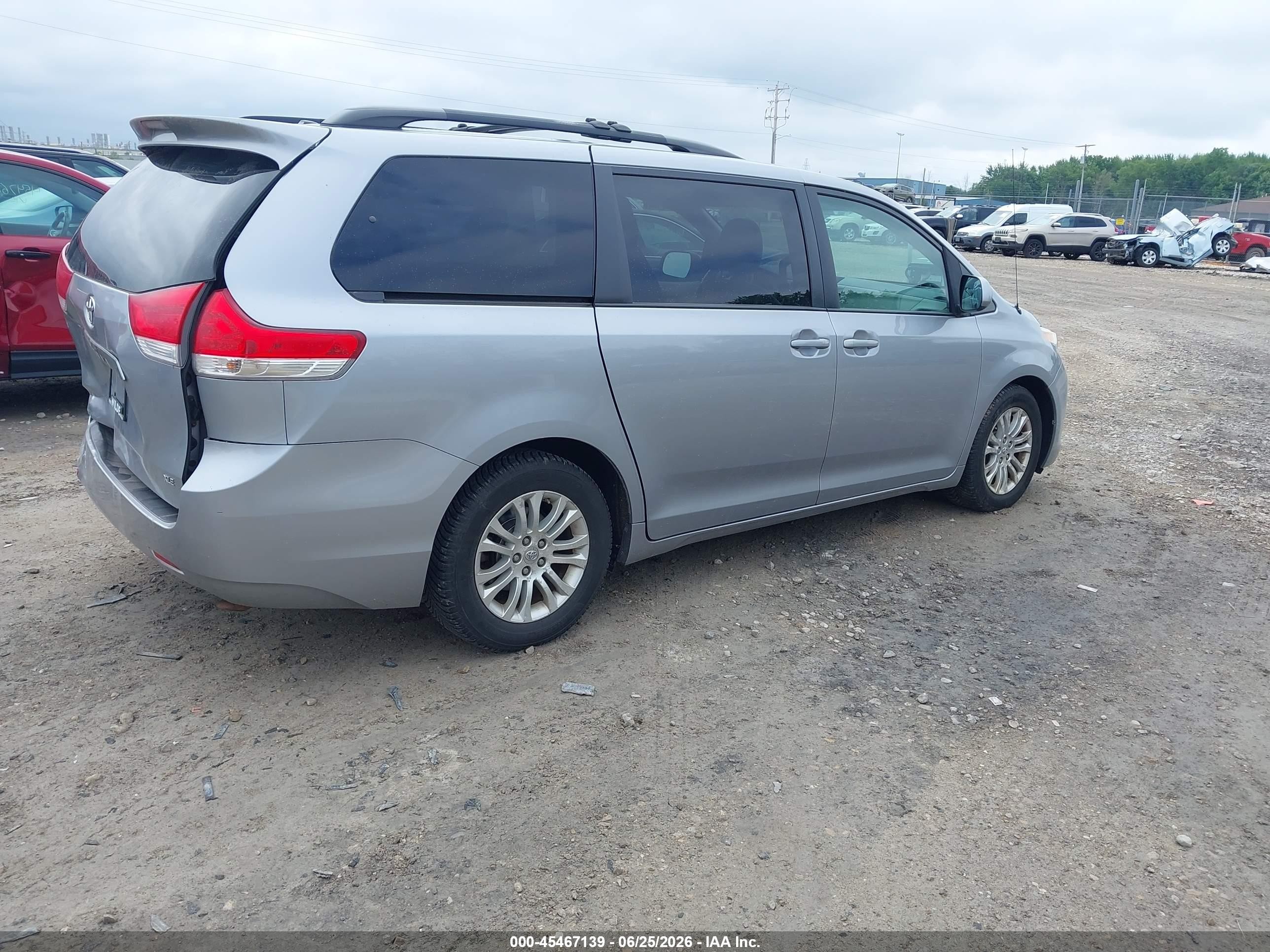 2012 Toyota Sienna Xle V6 8 Passenger Silver vin: 5TDYK3DC6CS268295