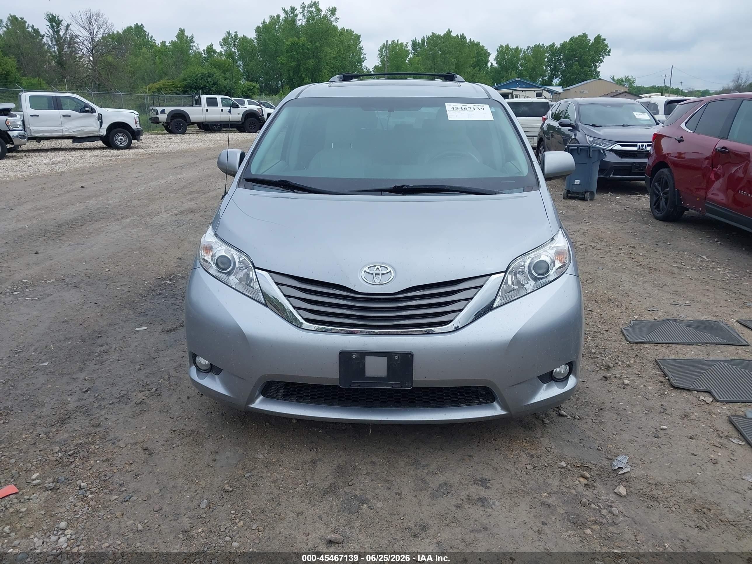 2012 Toyota Sienna Xle V6 8 Passenger Silver vin: 5TDYK3DC6CS268295