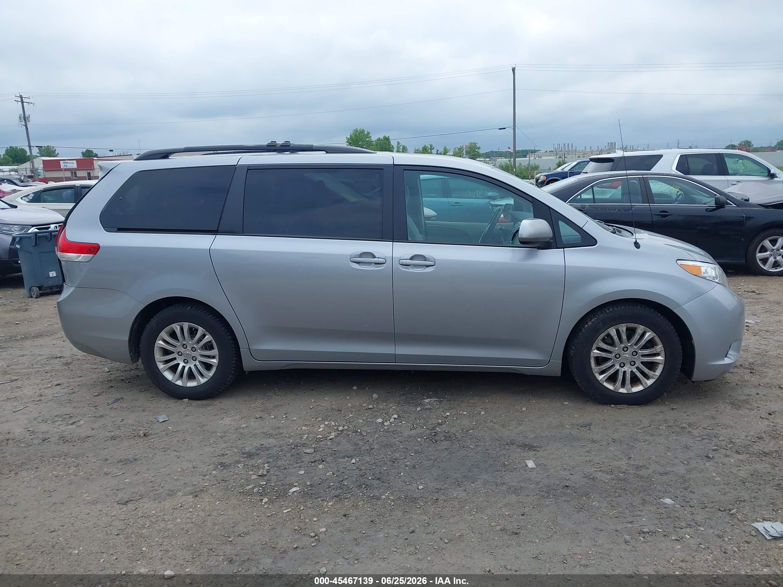 2012 Toyota Sienna Xle V6 8 Passenger Silver vin: 5TDYK3DC6CS268295