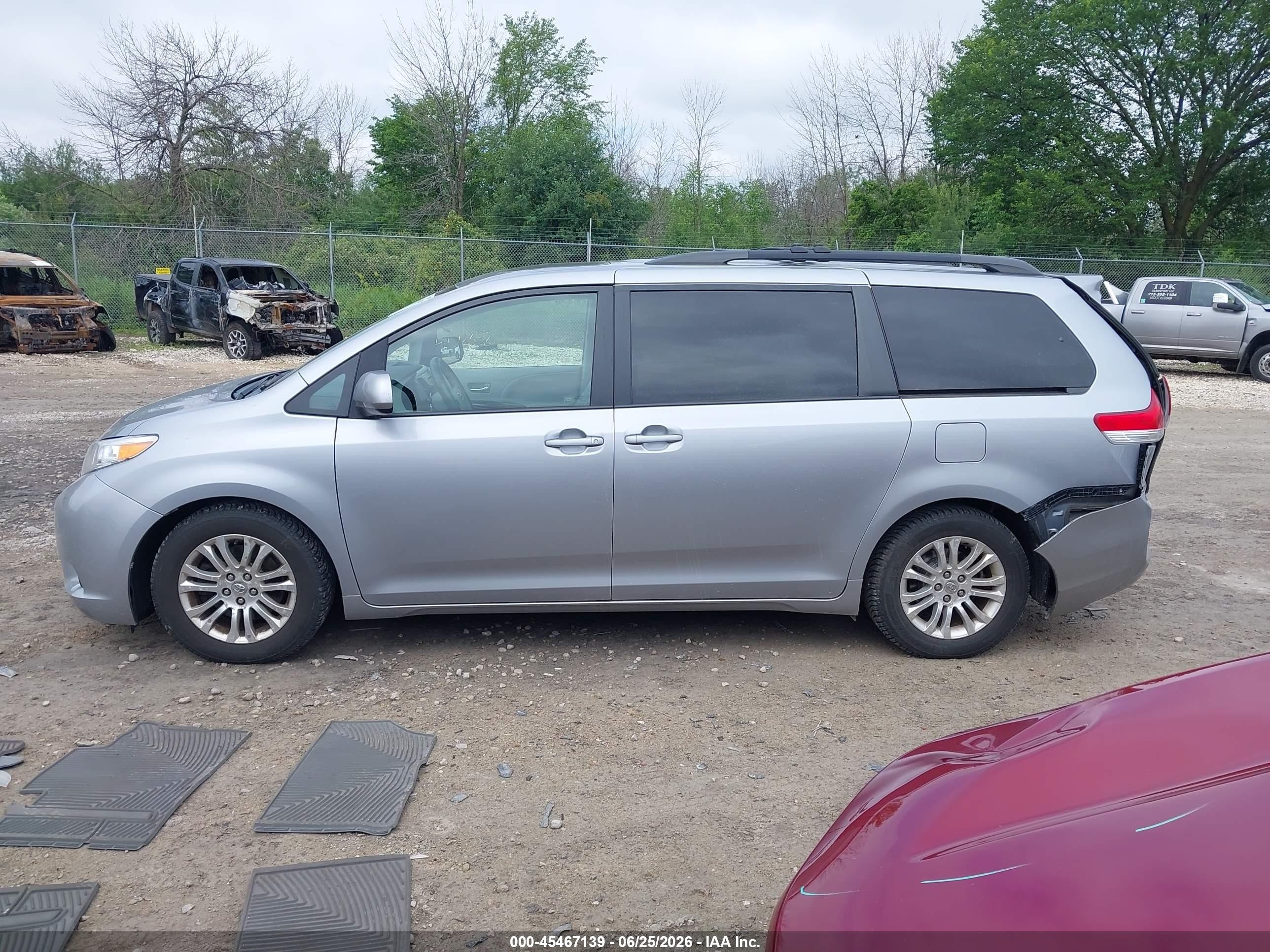 2012 Toyota Sienna Xle V6 8 Passenger Silver vin: 5TDYK3DC6CS268295