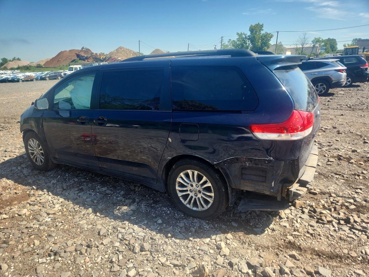 2012 Toyota Sienna Xle 8-passenger Blue vin: 5TDYK3DC6CS272556