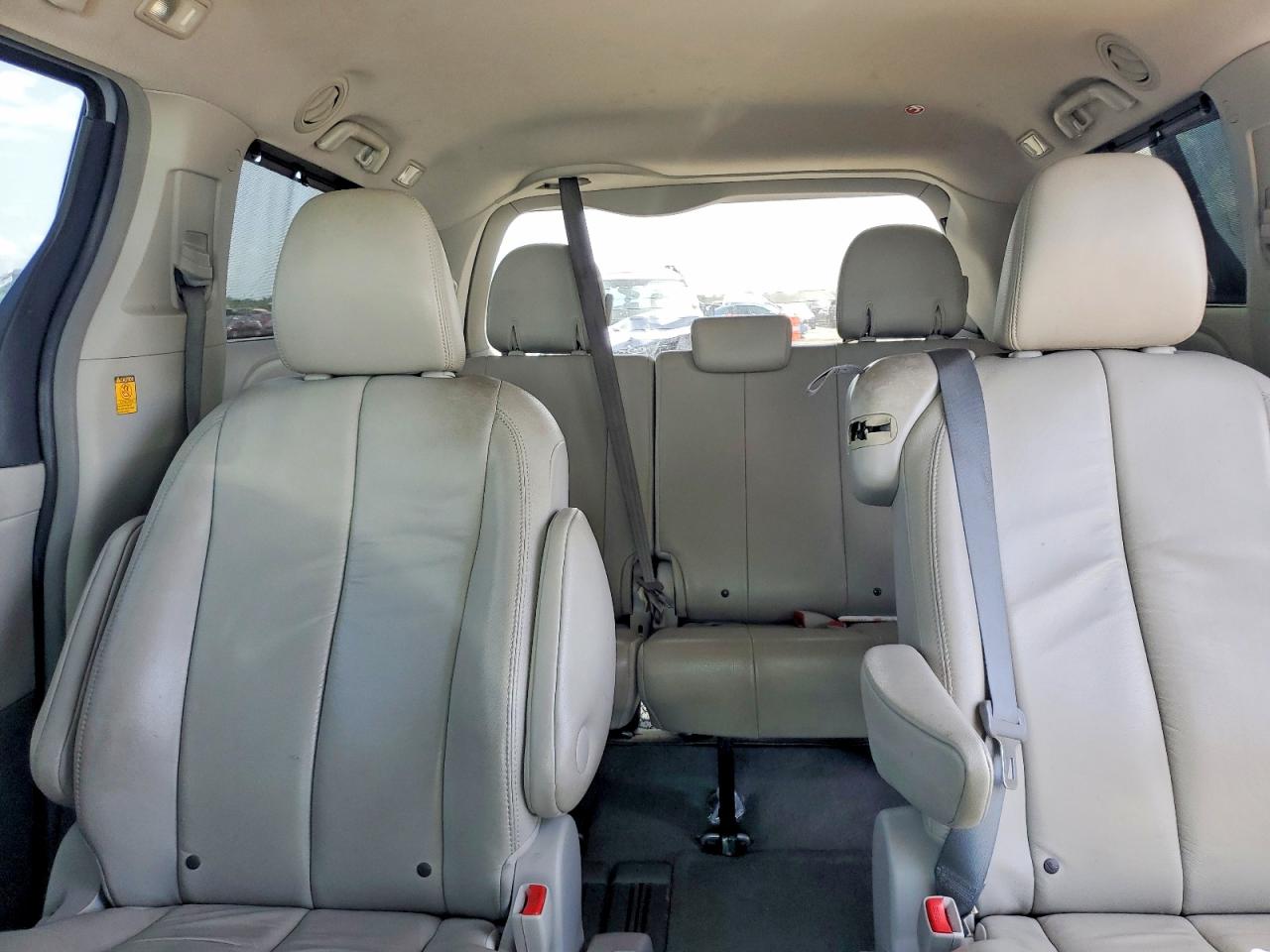 2012 Toyota Sienna Xle 8-passenger Silver vin: 5TDYK3DC6CS275313