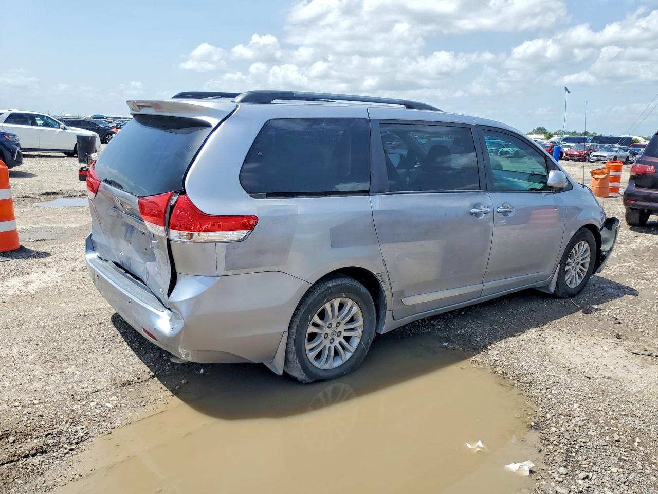 2012 Toyota Sienna Xle 8-passenger Silver vin: 5TDYK3DC6CS275313