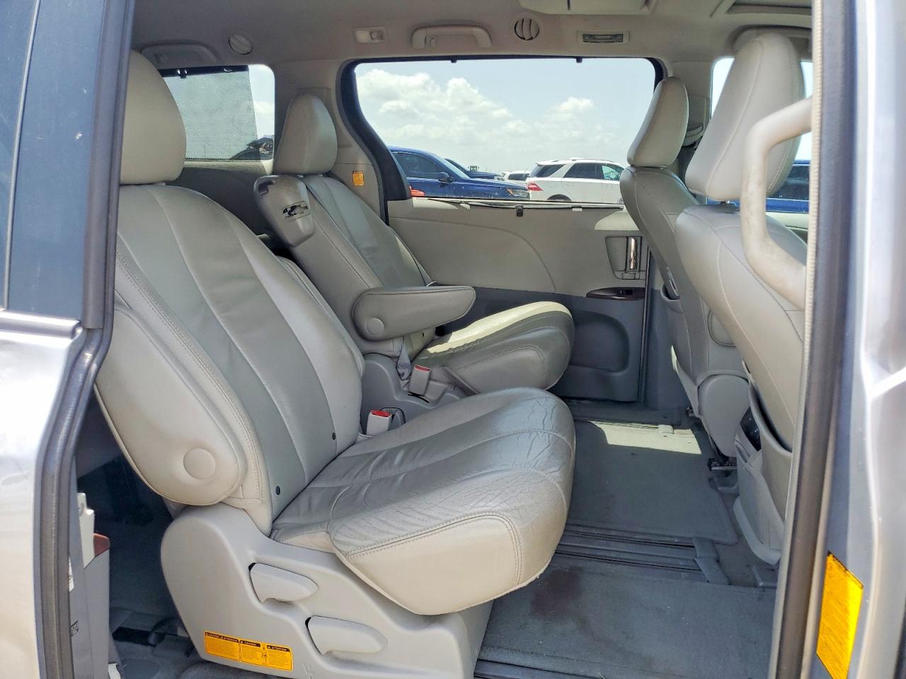 2012 Toyota Sienna Xle 8-passenger Silver vin: 5TDYK3DC6CS275313