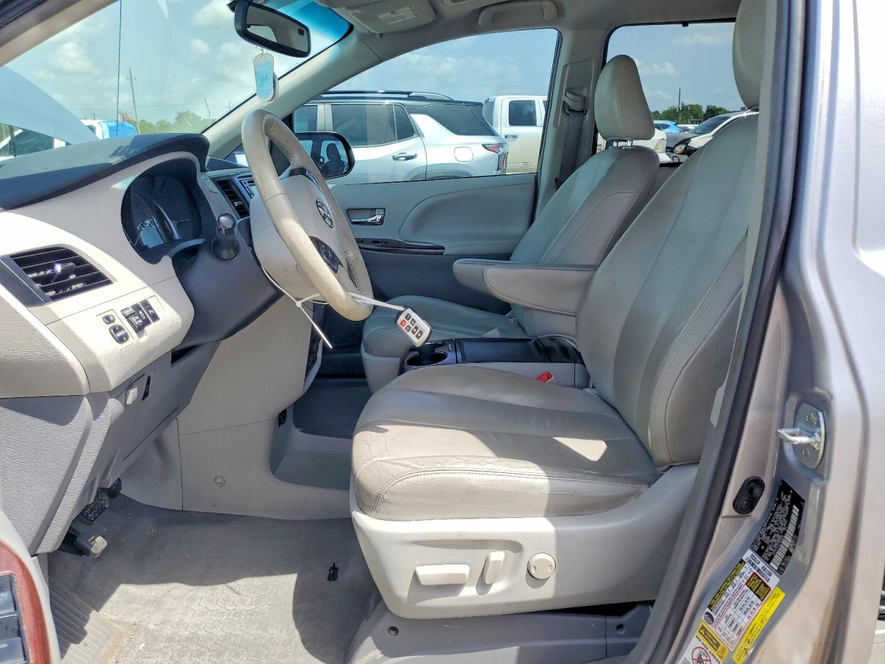 2012 Toyota Sienna Xle 8-passenger Silver vin: 5TDYK3DC6CS275313