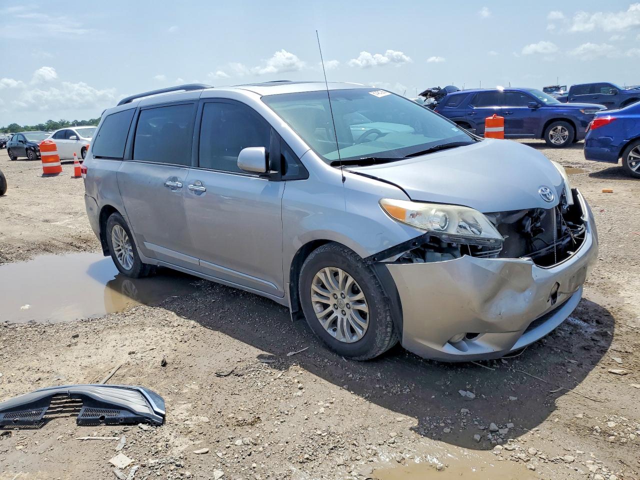 2012 Toyota Sienna Xle 8-passenger Silver vin: 5TDYK3DC6CS275313
