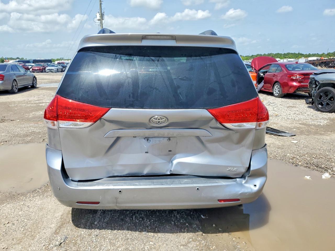 2012 Toyota Sienna Xle 8-passenger Silver vin: 5TDYK3DC6CS275313