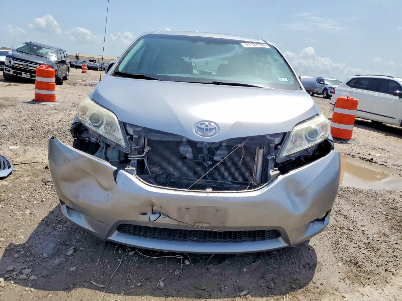 2012 Toyota Sienna Xle 8-passenger Silver vin: 5TDYK3DC6CS275313