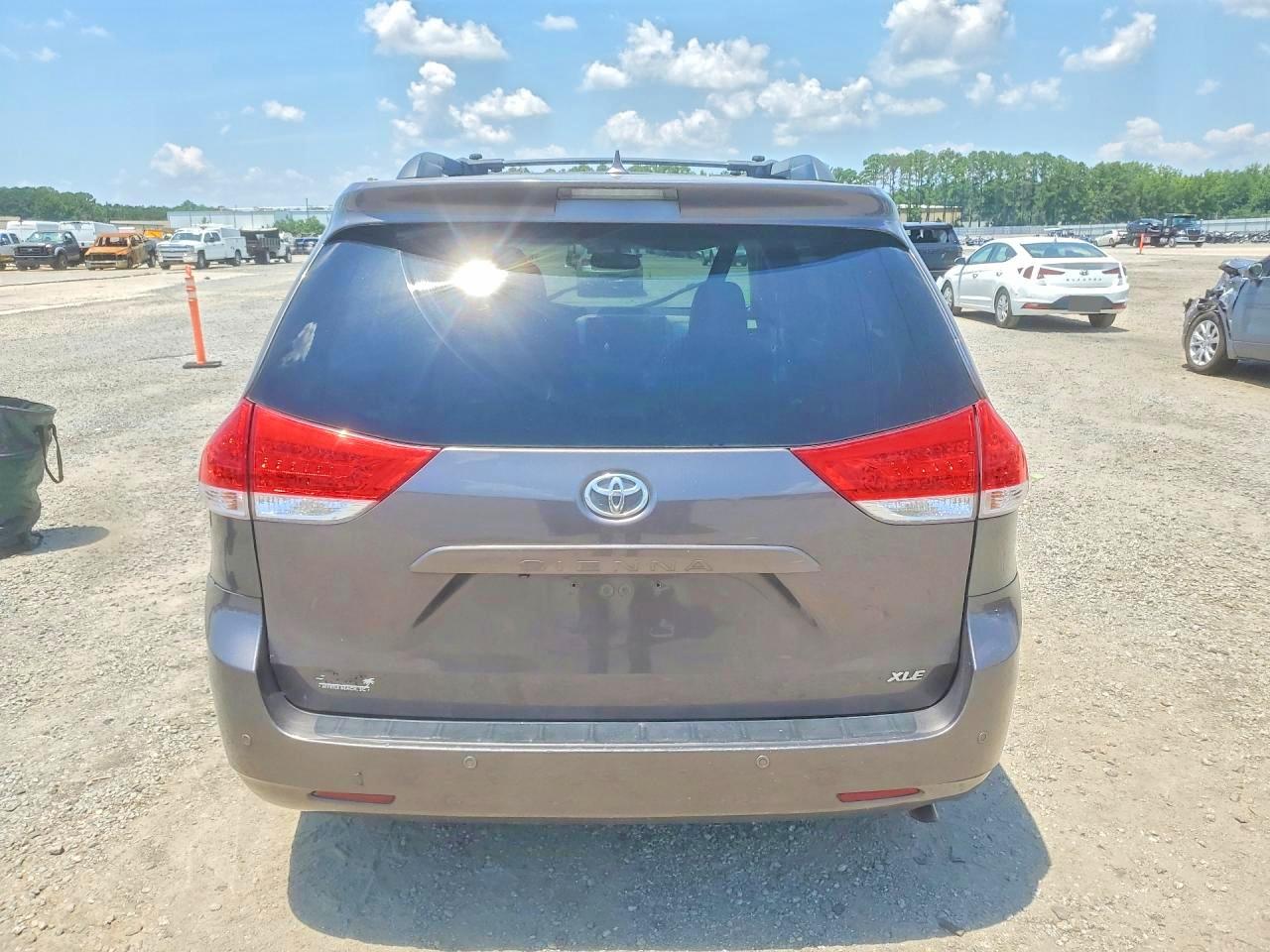 2013 Toyota Sienna Xle 8-passenger Gray vin: 5TDYK3DC6DS280187
