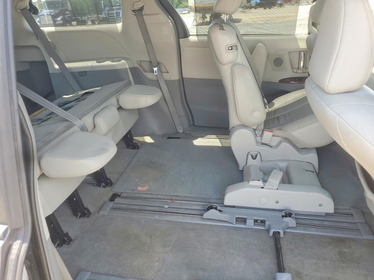 2013 Toyota Sienna Xle 8-passenger Gray vin: 5TDYK3DC6DS280187