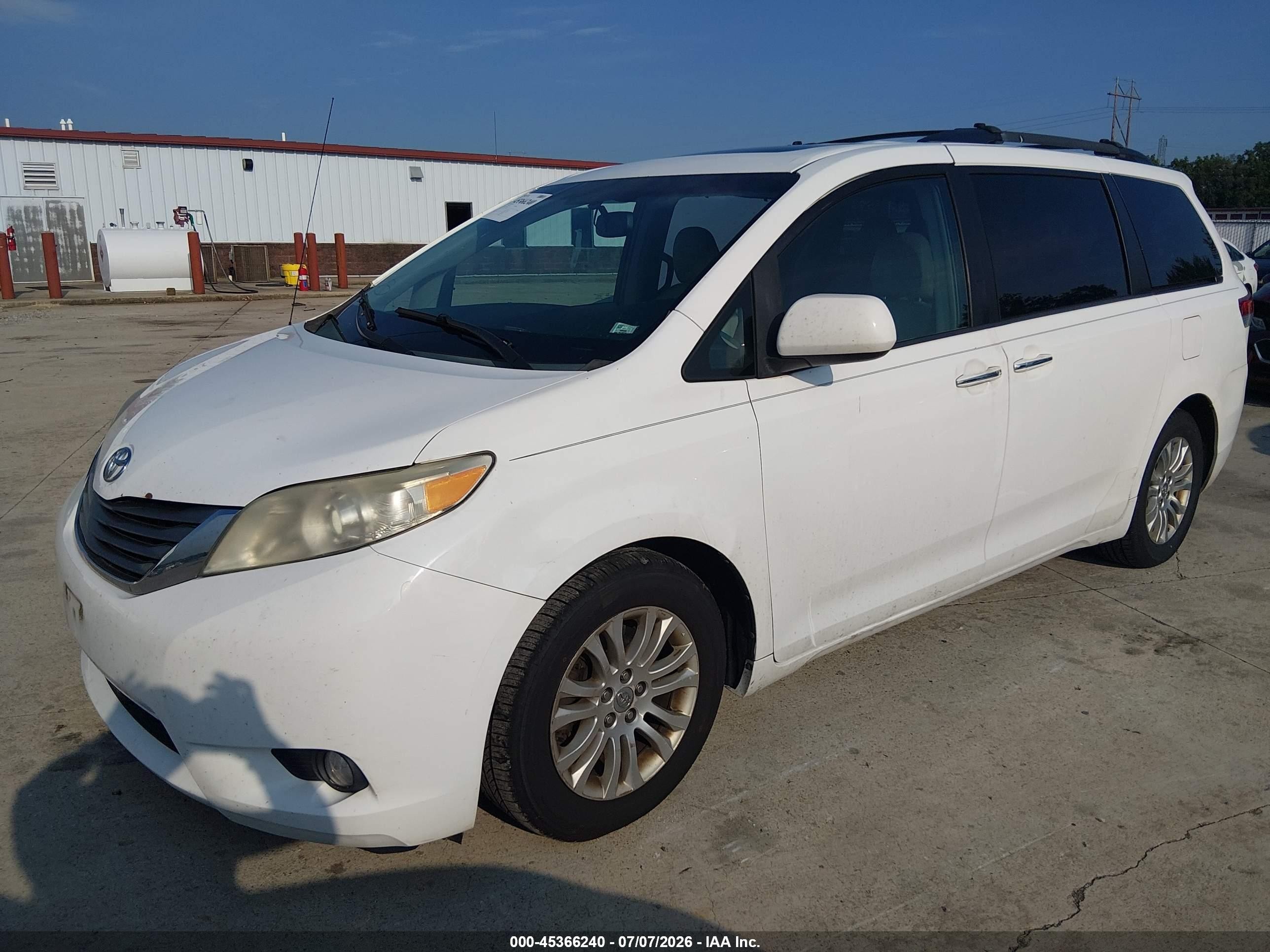 2013 Toyota Sienna Xle/limited White vin: 5TDYK3DC6DS287088