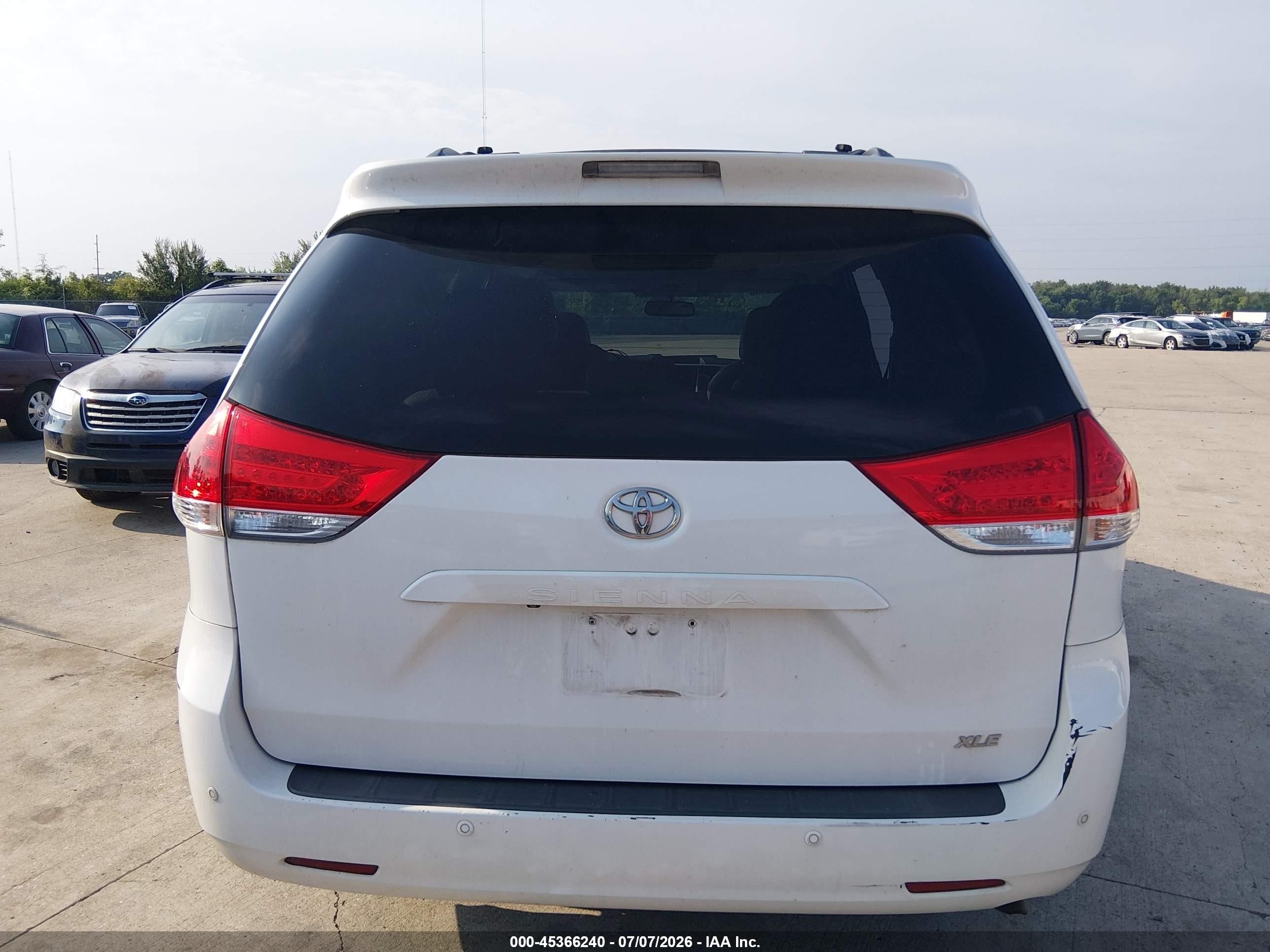 2013 Toyota Sienna Xle/limited White vin: 5TDYK3DC6DS287088
