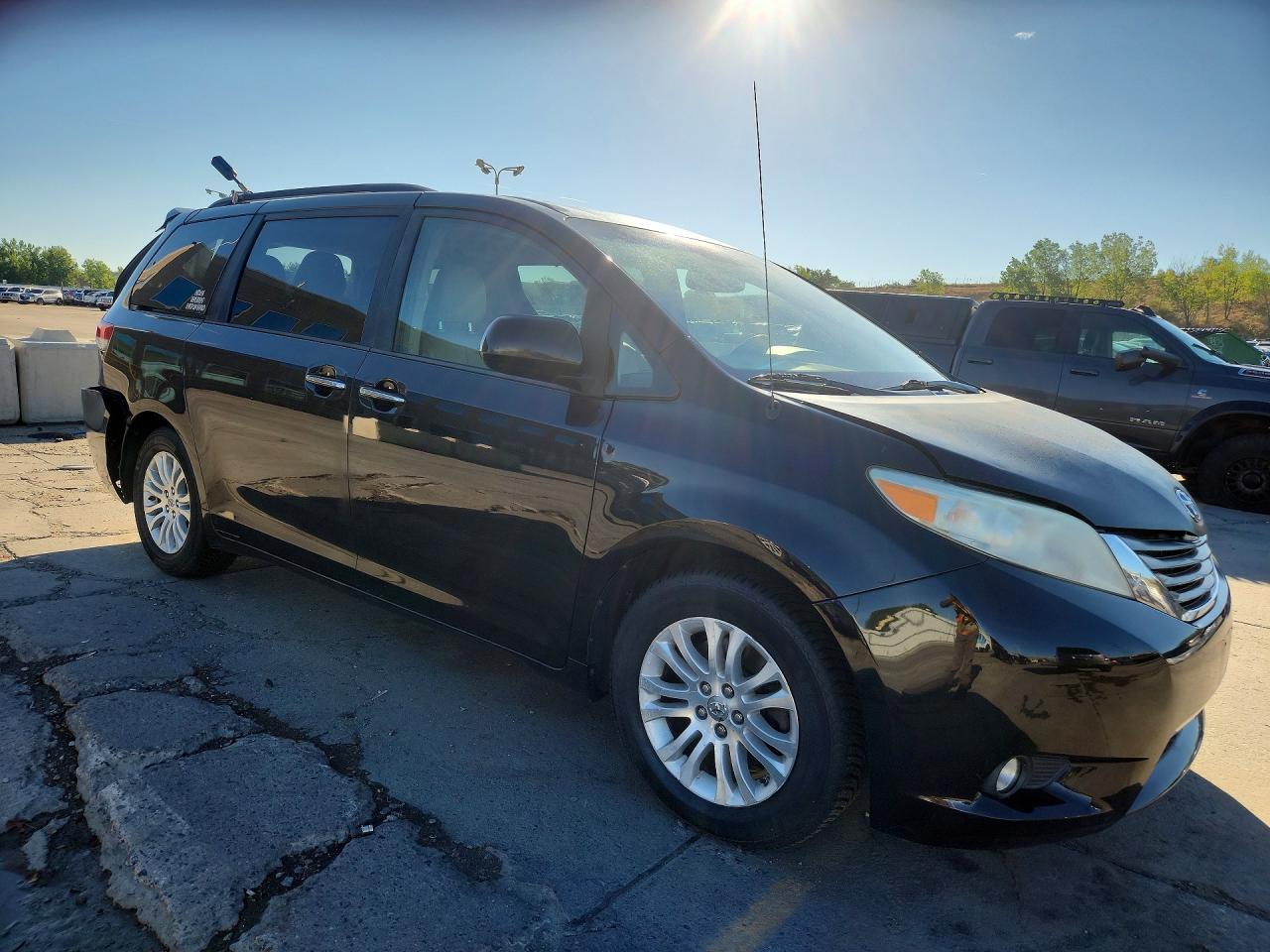 2013 Toyota Sienna Xle 8-passenger Black vin: 5TDYK3DC6DS299273