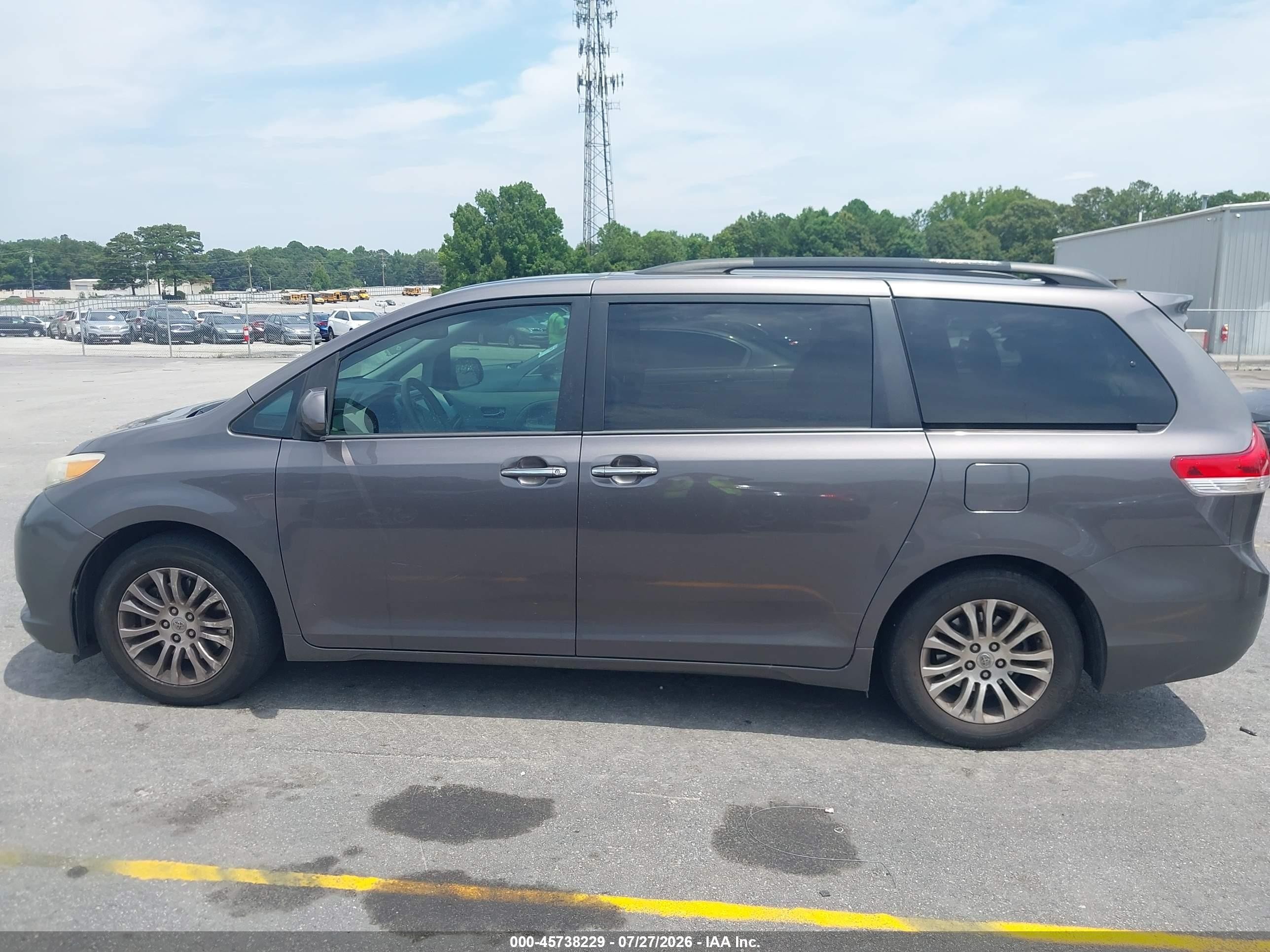 2013 Toyota Sienna Xle V6 8 Passenger Gray vin: 5TDYK3DC6DS310840