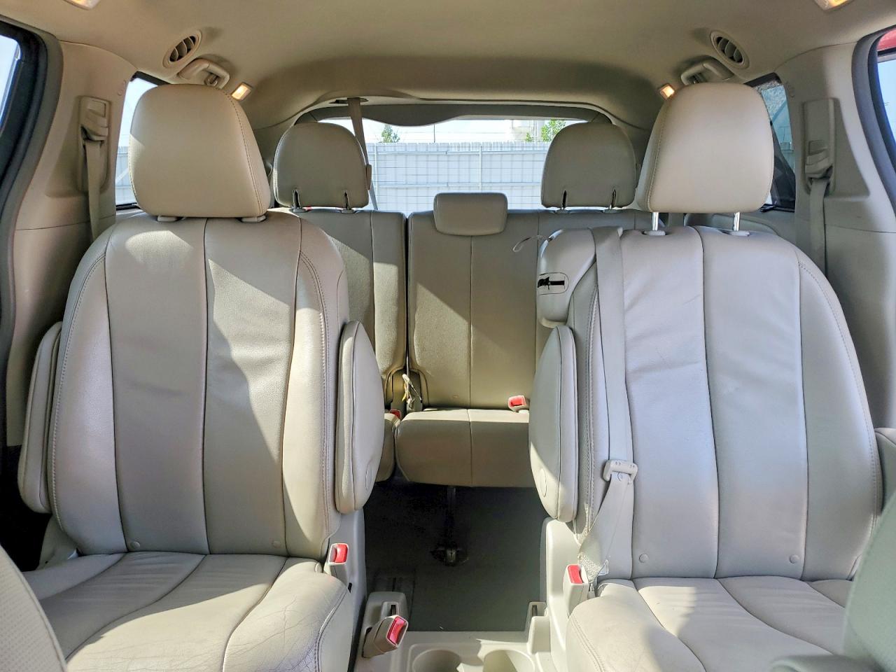 2013 Toyota Sienna Xle 8-passenger Red vin: 5TDYK3DC6DS313768