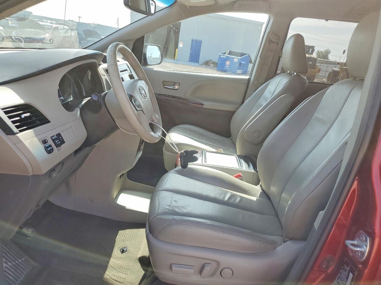 2013 Toyota Sienna Xle 8-passenger Red vin: 5TDYK3DC6DS313768
