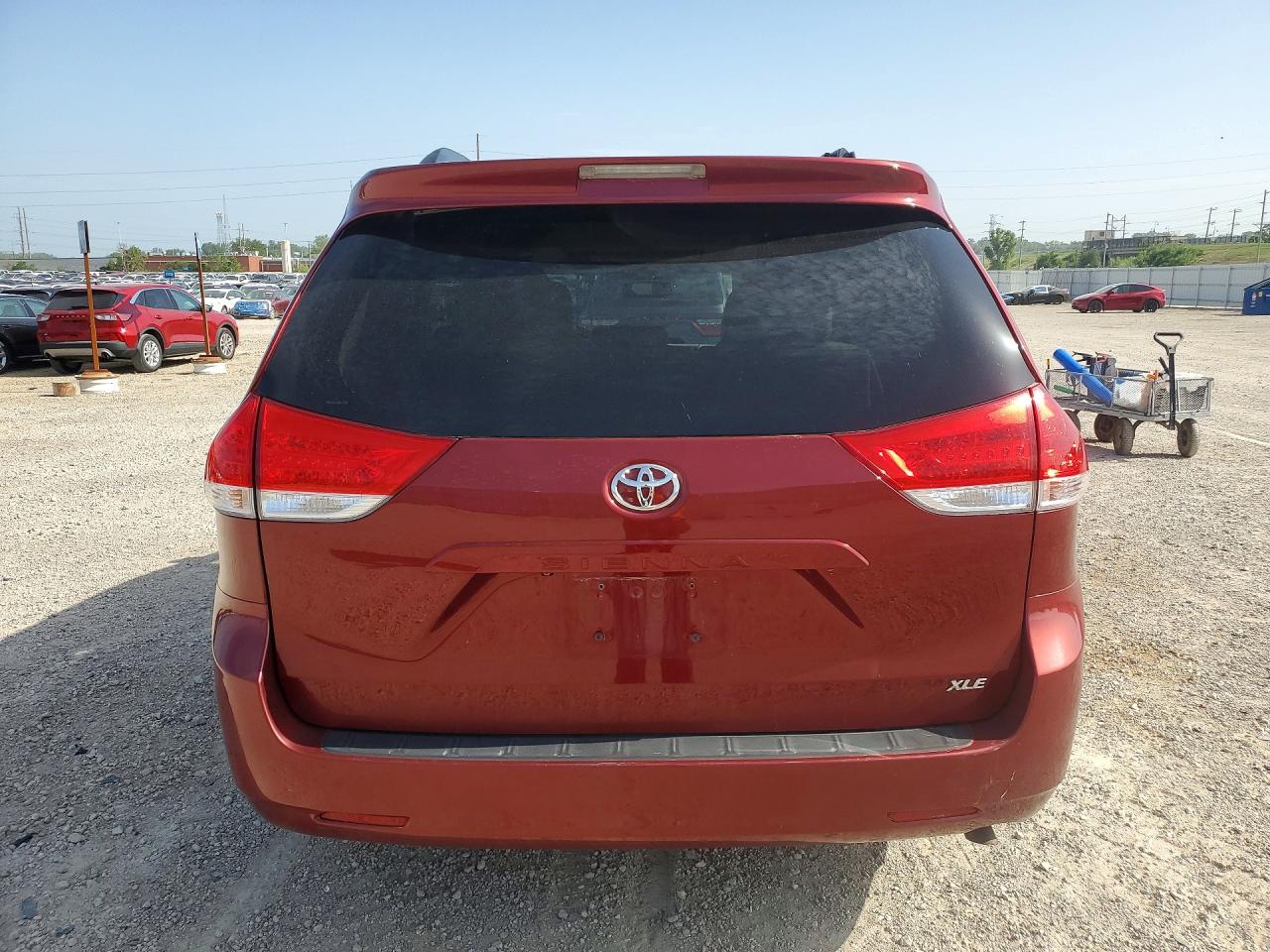 2013 Toyota Sienna Xle 8-passenger Red vin: 5TDYK3DC6DS313768