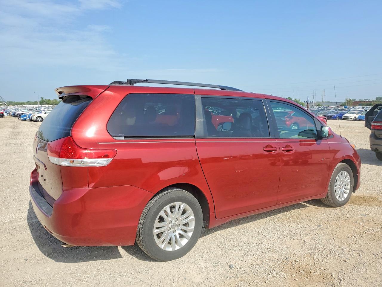 2013 Toyota Sienna Xle 8-passenger Red vin: 5TDYK3DC6DS313768