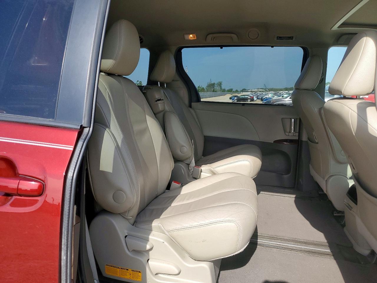 2013 Toyota Sienna Xle 8-passenger Red vin: 5TDYK3DC6DS313768
