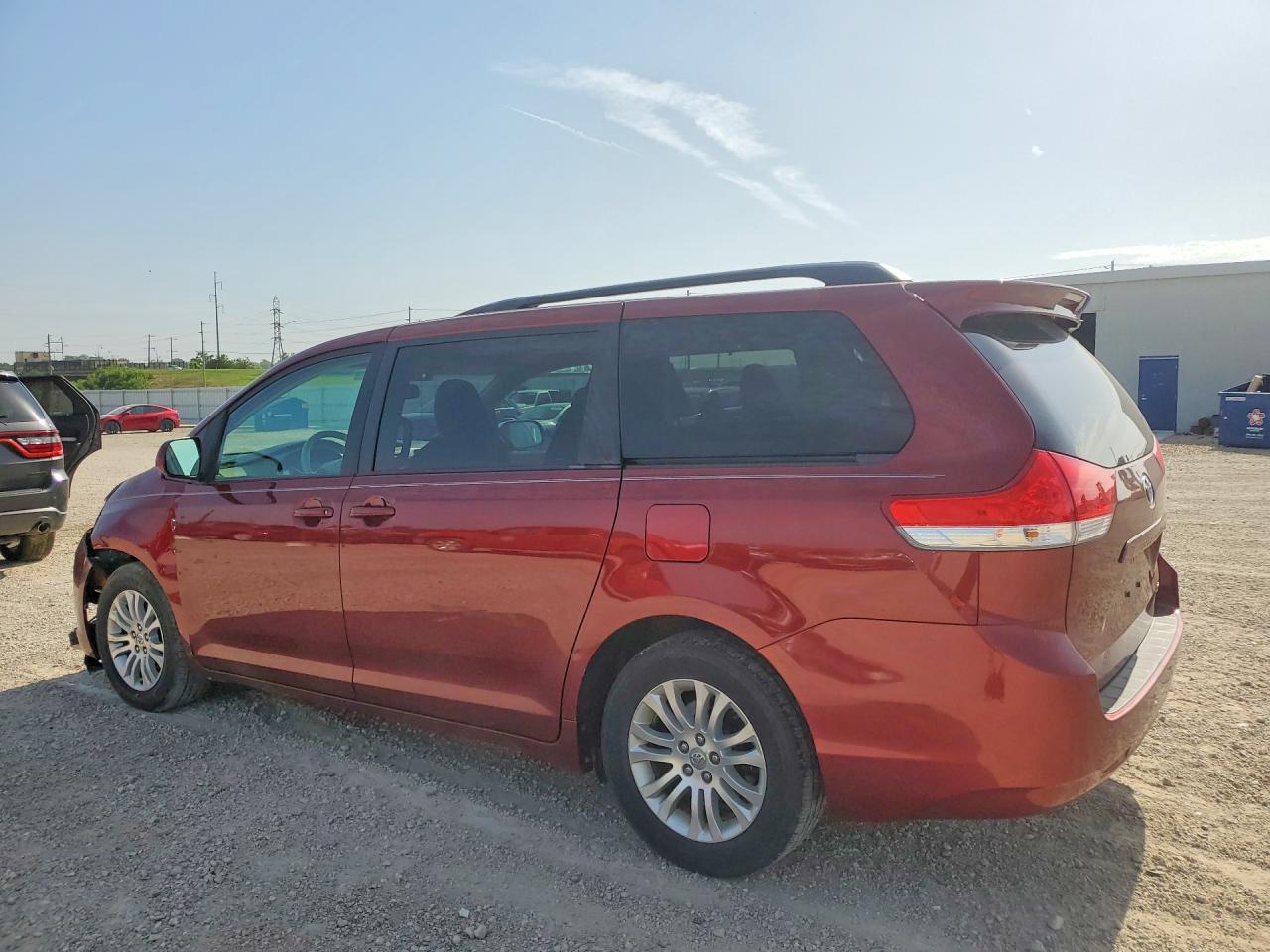 2013 Toyota Sienna Xle 8-passenger Red vin: 5TDYK3DC6DS313768