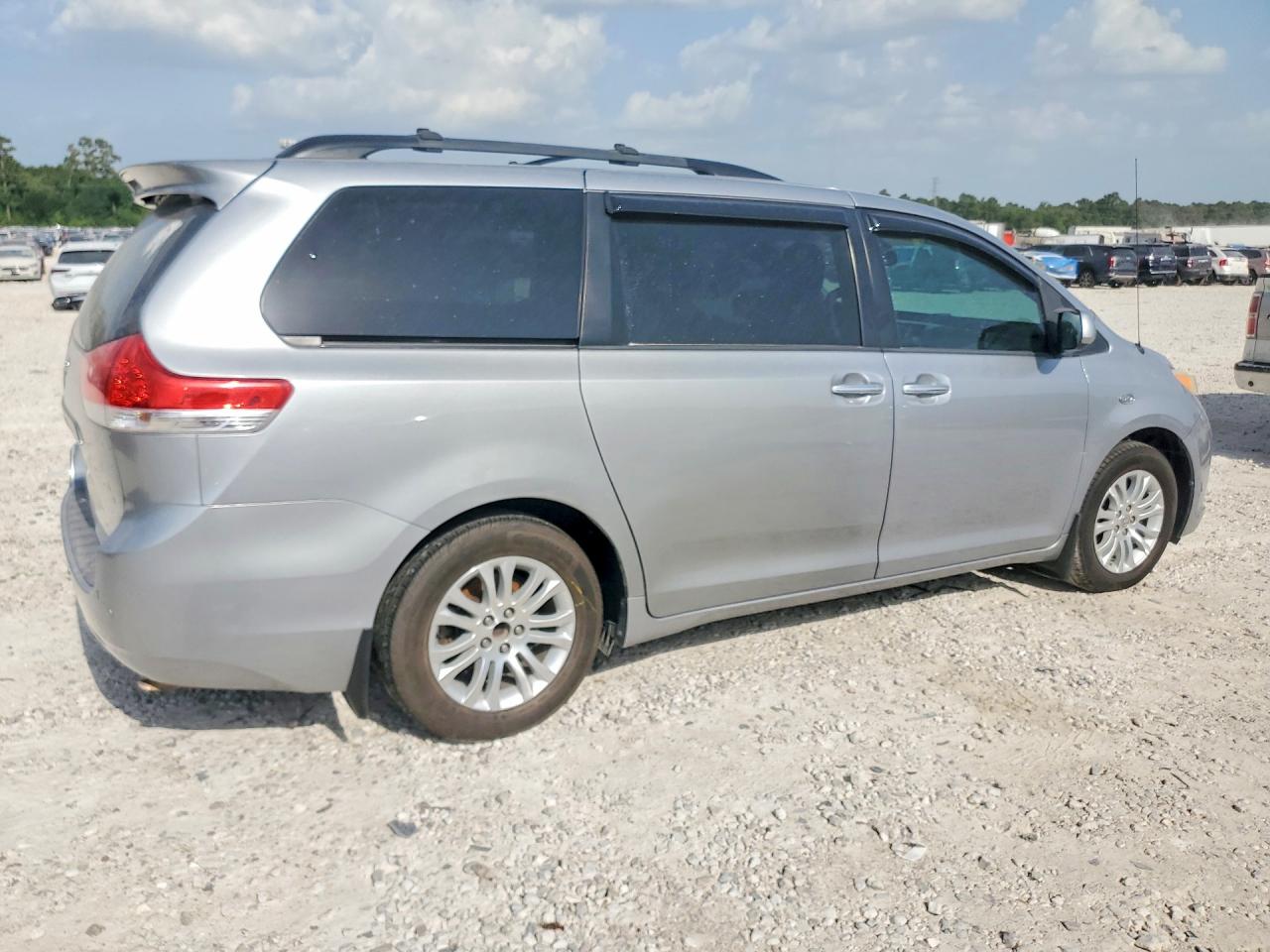 2013 Toyota Sienna Xle 8-passenger Серебряный vin: 5TDYK3DC6DS324463
