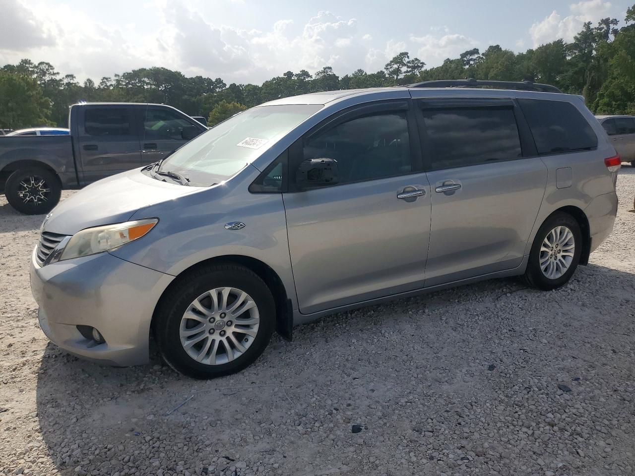 2013 Toyota Sienna Xle 8-passenger Silver vin: 5TDYK3DC6DS324463