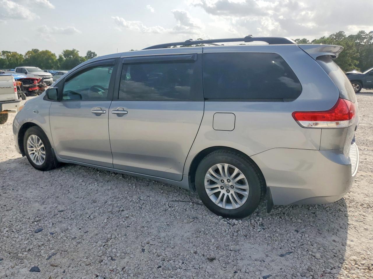 2013 Toyota Sienna Xle 8-passenger Серебряный vin: 5TDYK3DC6DS324463